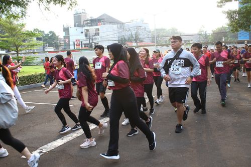 Race photo from Assurance Fun Run 2024