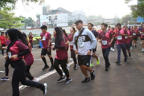 Race photo from Assurance Fun Run 2024