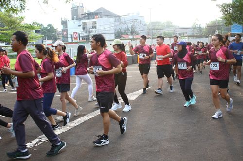 Race photo from Assurance Fun Run 2024