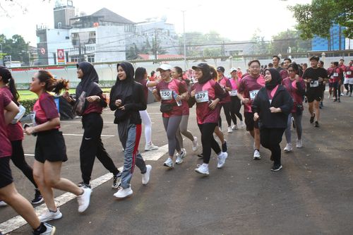 Race photo from Assurance Fun Run 2024
