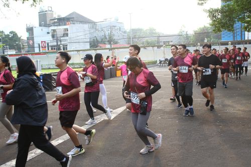 Race photo from Assurance Fun Run 2024