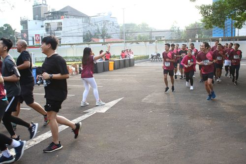 Race photo from Assurance Fun Run 2024