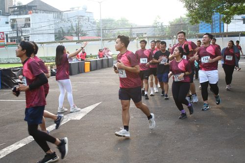 Race photo from Assurance Fun Run 2024