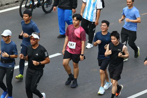 Race photo from Assurance Fun Run 2024