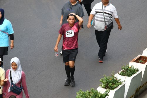 Race photo from Assurance Fun Run 2024