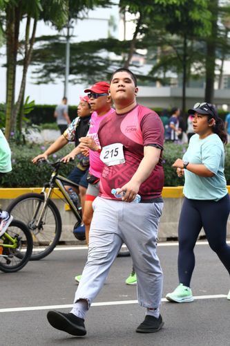 Race photo from Assurance Fun Run 2024