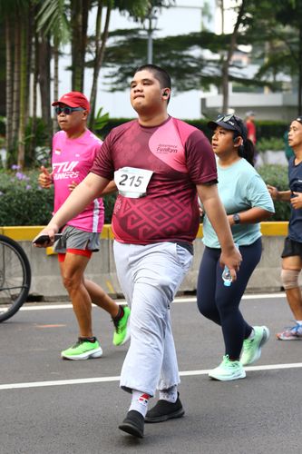 Race photo from Assurance Fun Run 2024