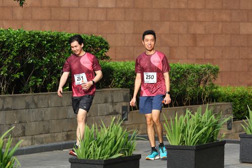 Race photo from Assurance Fun Run 2024