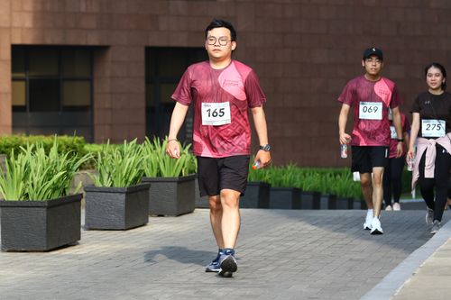 Race photo from Assurance Fun Run 2024