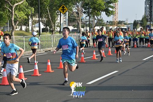 Race photo from PIK NITE RUN 2025