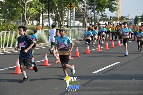 Race photo from PIK NITE RUN 2025