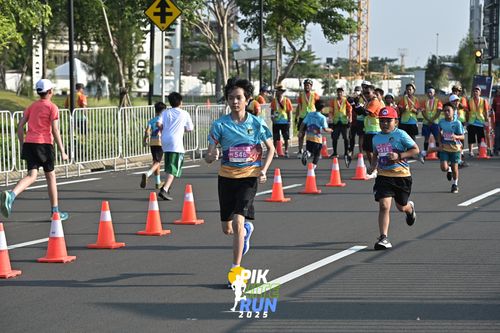 Race photo from PIK NITE RUN 2025