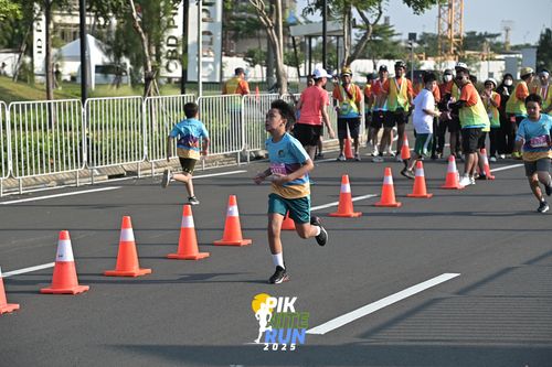 Race photo from PIK NITE RUN 2025