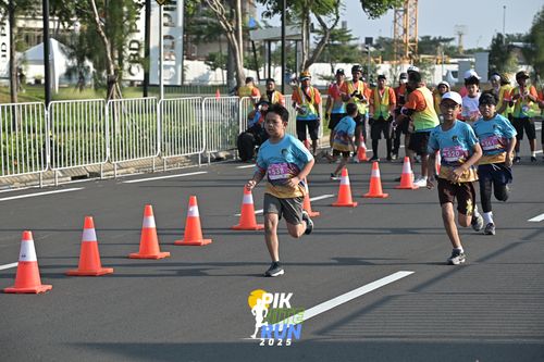 Race photo from PIK NITE RUN 2025