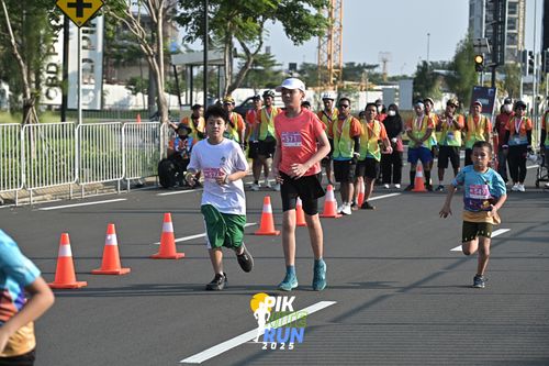 Race photo from PIK NITE RUN 2025