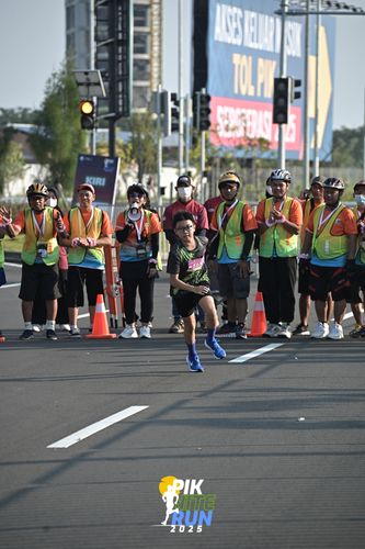 Race photo from PIK NITE RUN 2025