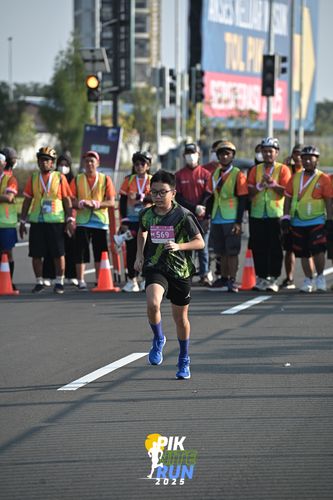 Race photo from PIK NITE RUN 2025