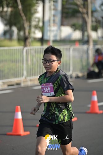 Race photo from PIK NITE RUN 2025