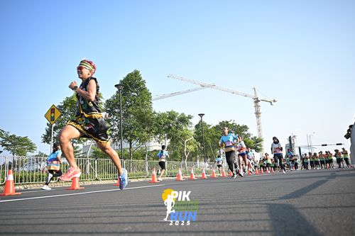 Race photo from PIK NITE RUN 2025