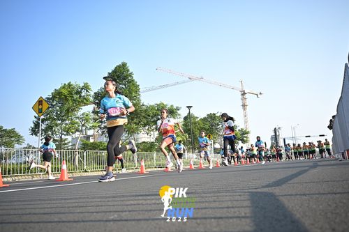 Race photo from PIK NITE RUN 2025