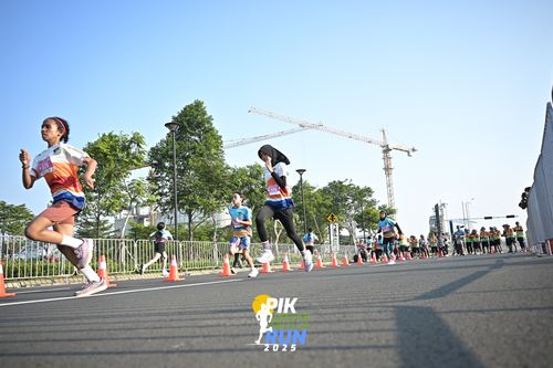 Race photo from PIK NITE RUN 2025