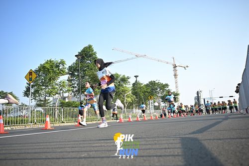 Race photo from PIK NITE RUN 2025