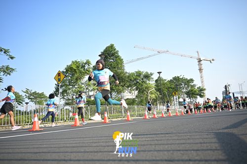 Race photo from PIK NITE RUN 2025