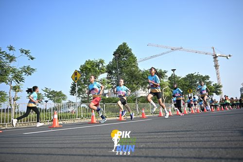Race photo from PIK NITE RUN 2025