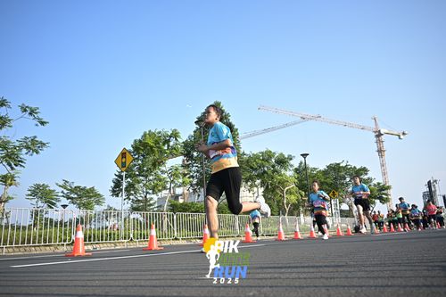 Race photo from PIK NITE RUN 2025