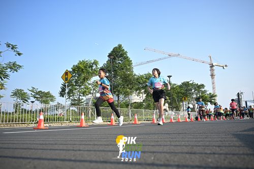Race photo from PIK NITE RUN 2025