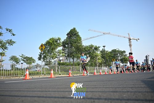 Race photo from PIK NITE RUN 2025