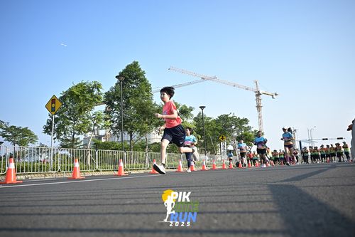 Race photo from PIK NITE RUN 2025