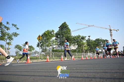 Race photo from PIK NITE RUN 2025