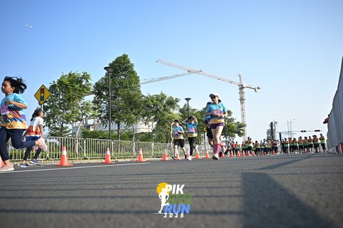Race photo from PIK NITE RUN 2025