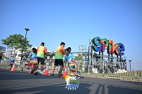 Race photo from PIK NITE RUN 2025