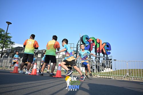 Race photo from PIK NITE RUN 2025