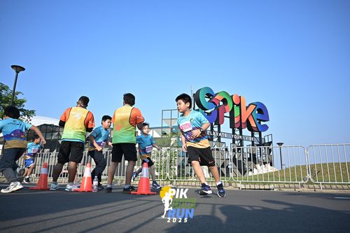 Race photo from PIK NITE RUN 2025