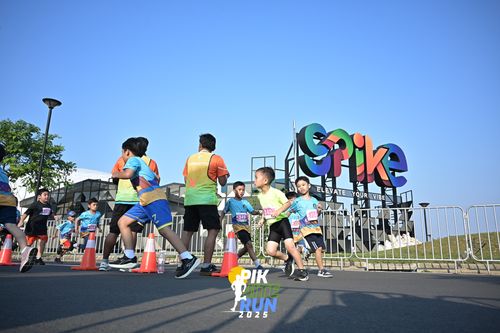 Race photo from PIK NITE RUN 2025
