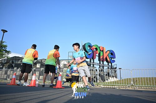 Race photo from PIK NITE RUN 2025