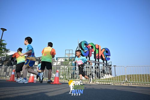 Race photo from PIK NITE RUN 2025