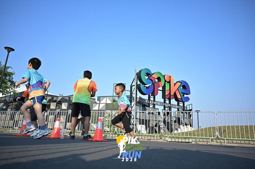 Race photo from PIK NITE RUN 2025