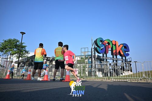 Race photo from PIK NITE RUN 2025