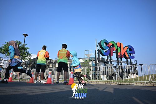 Race photo from PIK NITE RUN 2025