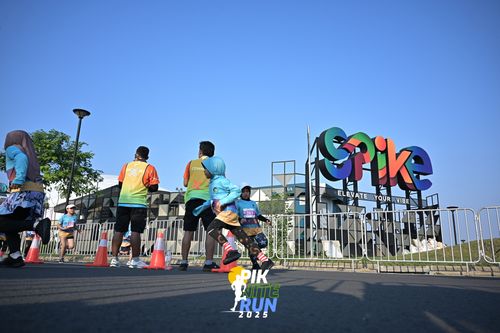 Race photo from PIK NITE RUN 2025
