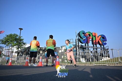 Race photo from PIK NITE RUN 2025