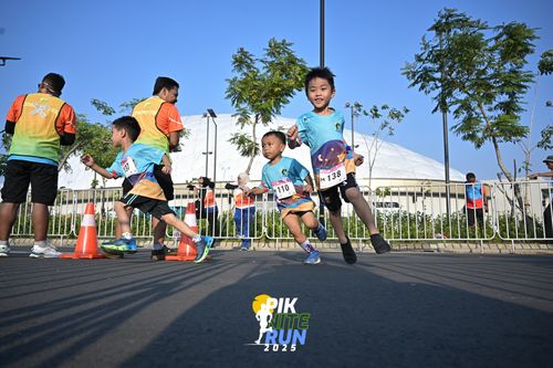 Race photo from PIK NITE RUN 2025