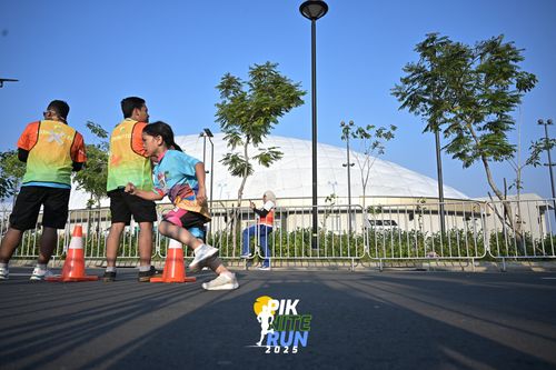 Race photo from PIK NITE RUN 2025