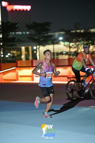 Race photo from PIK NITE RUN 2025