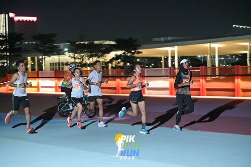 Race photo from PIK NITE RUN 2025