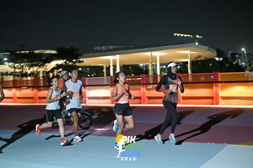 Race photo from PIK NITE RUN 2025